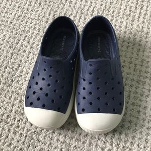 Old Navy Boys waterproof slip on child size 8